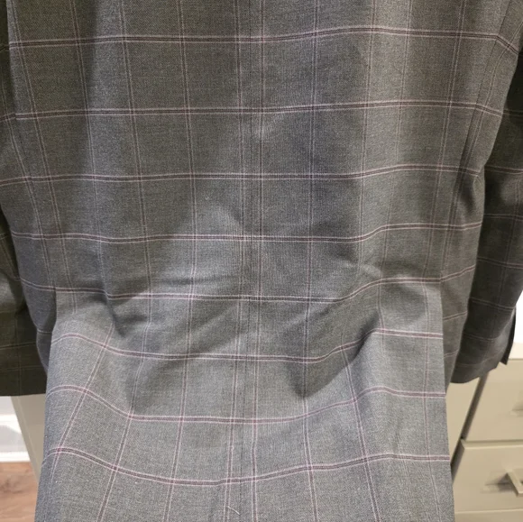 Mens 38r SEAN JOHN 2 Piece Gray/Purple Windowpane Suit. - Picture 5 of 7